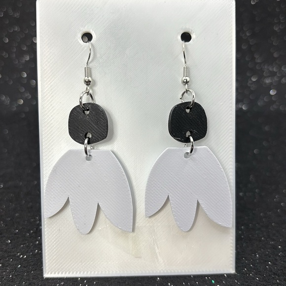 The Frame Curve Earrings - Picture 3 of 4